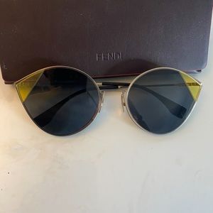 BNWOT Fendi color block sunglasses